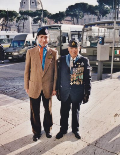 03.Roma, Altare della Patria, 25 aprile 2001. Insieme ad un reduce alla cerimonia in occasione della Festa della Liberazione