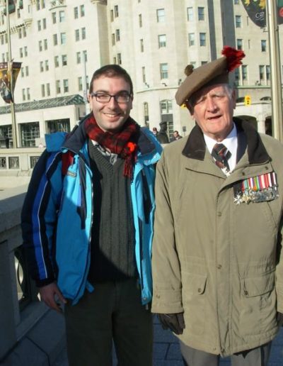 06. Ottawa, 11 novembre 2007. Insieme a un reduce dell’Esercito britannico della 2ª guerra mondiale (Cerimonia della Vittoria della Grande Guerra)