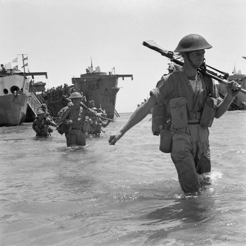 British_troops_wade_ashore_during_the_invasion_of_Sicily,_10_July_1943._NA4275