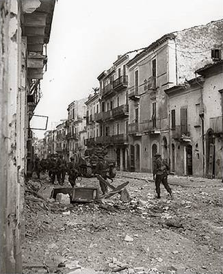 Loyal_Edmonton_Regiment_infantry_and_Three_Rivers_Regiment_Sherman_tanks_advancing_in_Ortona_December_1943