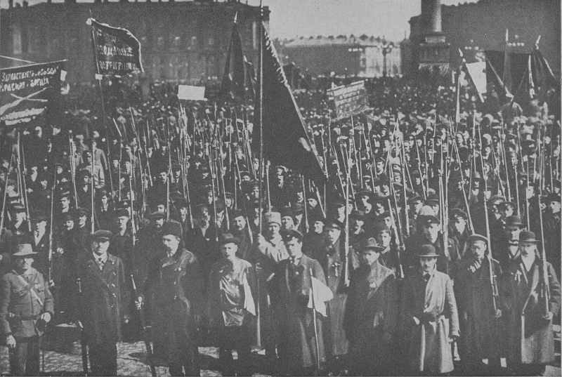 1600px-Guardias_Rojos_junto_al_palacio_de_invierno,_otoño_de_1917